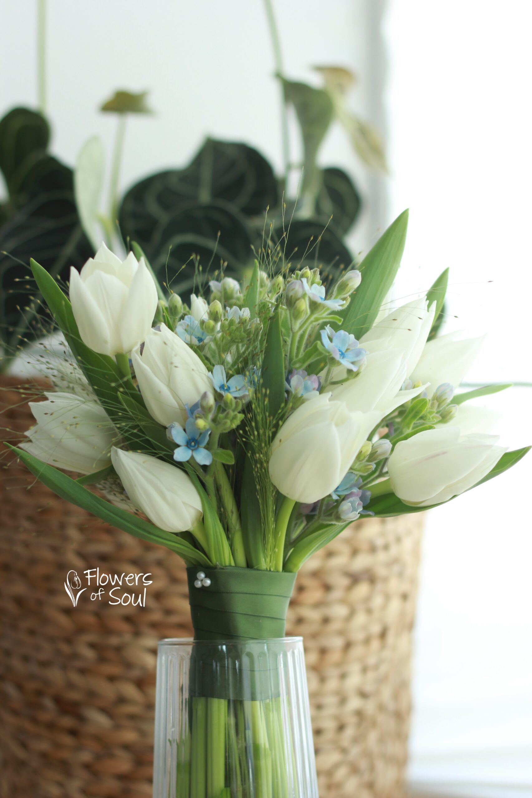 Buchet cu oxypetalum bleu și lalele albe - imagine 3