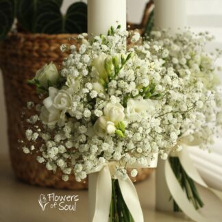 Lumânări scurte de cununie cu floarea miresei, frezii și miniroze