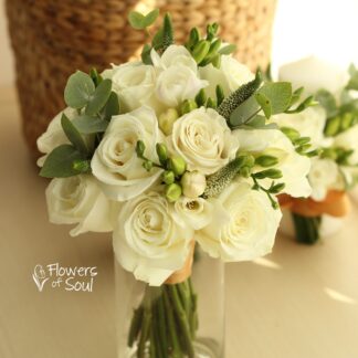 Buchet cu trandafiri albi, frezii albe și veronica