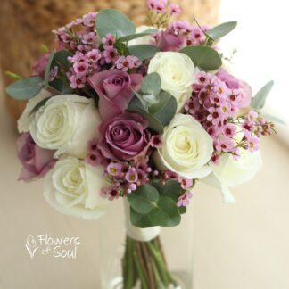 Buchet cu trandafiri și waxflower