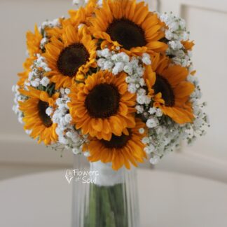 Buchet cu mini floarea soarelui și floarea miresei albă
