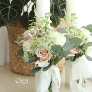 Lumânări subțiri de cununie cu mathiola, astilbe, astrantia și trandafiri