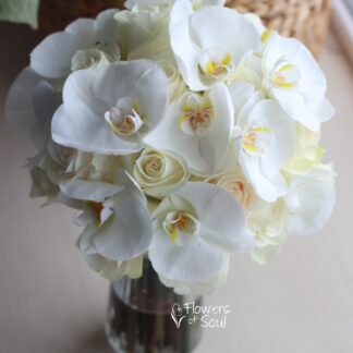 Buchet cu trandafiri crem și orhidee Phalaenopsis