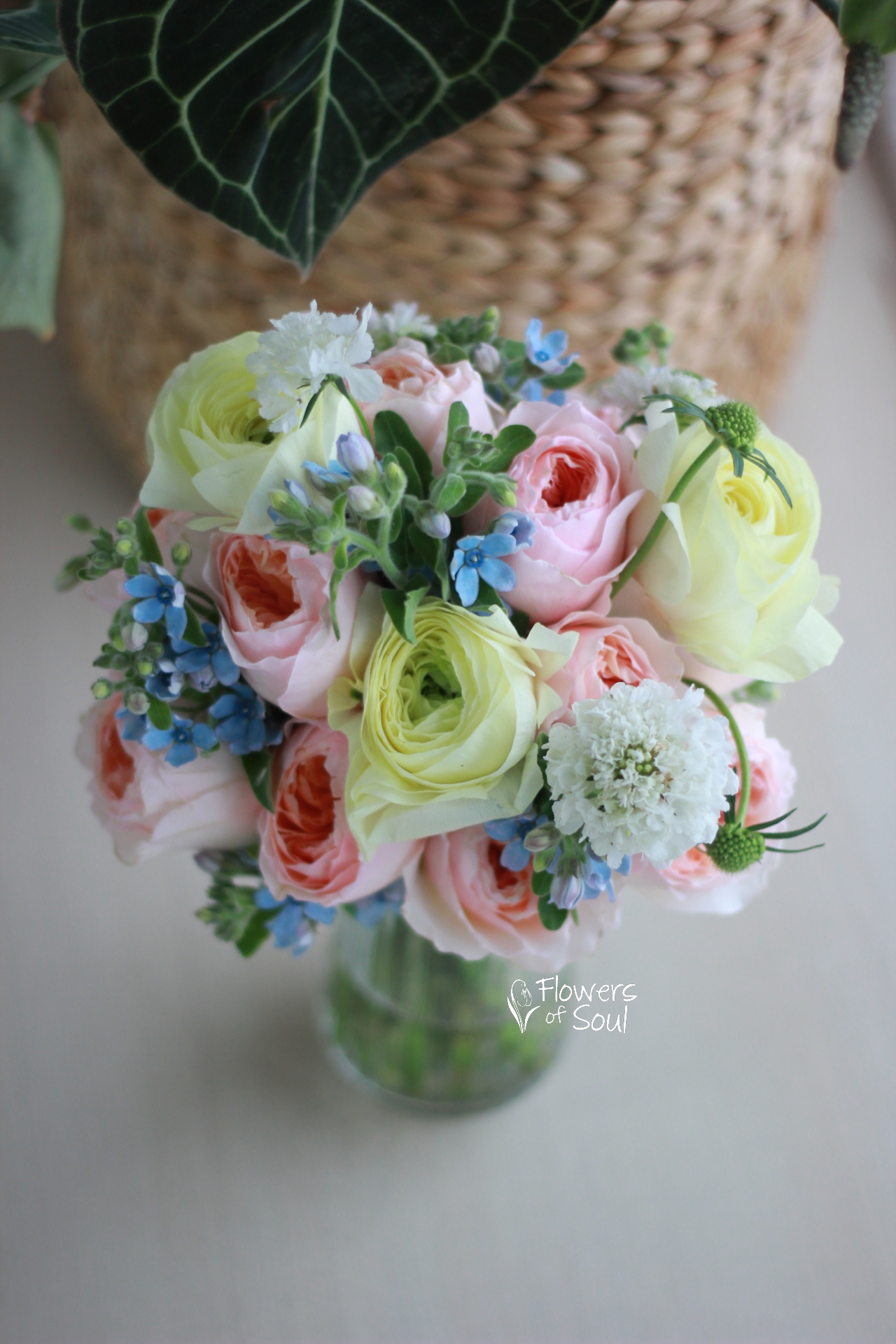 Buchet cu trandafiri peach David Austin, oxypetalum și ranunculus - imagine 2