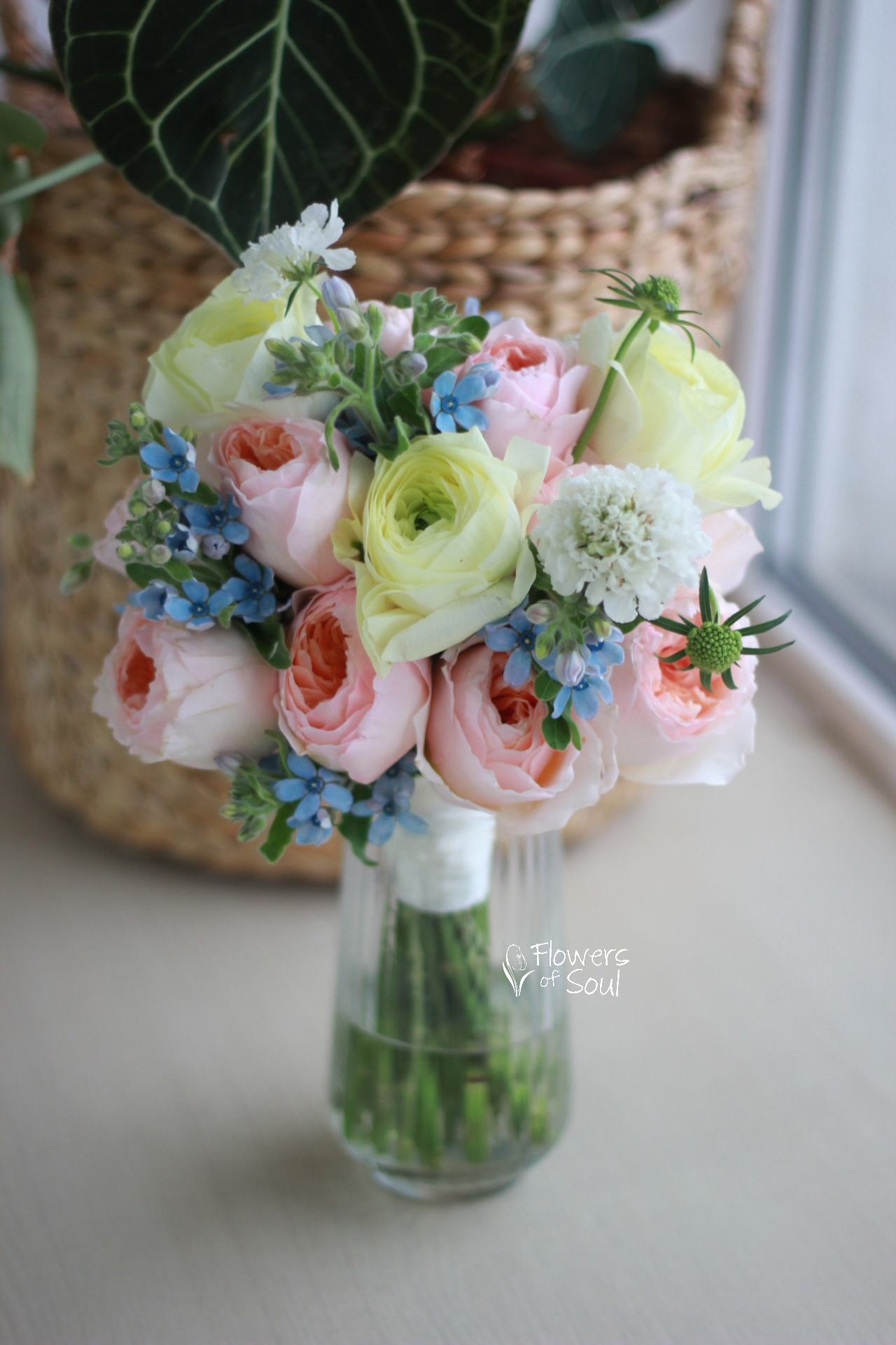 Buchet cu trandafiri peach David Austin, oxypetalum și ranunculus