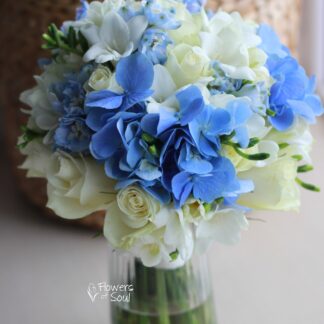 Buchet cu hortensie bleu, trandafiri, frezii și delphinium