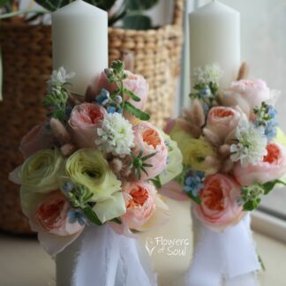 Lumânări subțiri de cununie cu trandafiri peach David Austin și ranunculus