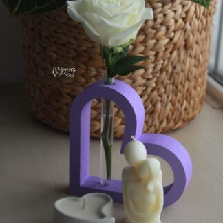 Set lumânări din ceară de soia turnate manual, vază minimalistă și trandafir alb