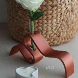 Set lumânare din ceară de soia turnată manual, vază minimalistă și trandafir alb