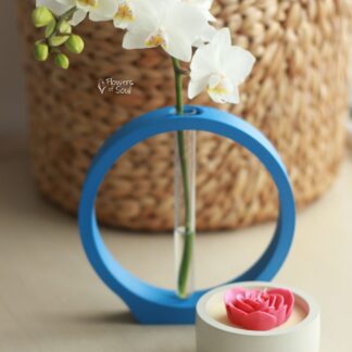 Set lumânare din ceară de soia turnată manual, vază minimalistă și mini orhidee Phalaenopsis