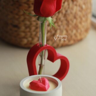 Vază minimalistă cu trandafir roșu și lumânare din ceară naturală de soia