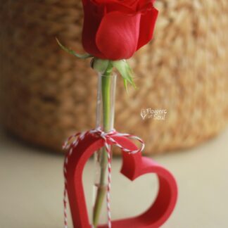 Mărțișor vază minimalistă cu trandafir roșu