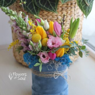 Aranjament floral realizat în cutie de catifea bleu