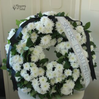 Coroană funerară cu salal și crizanteme, 80cm diametru