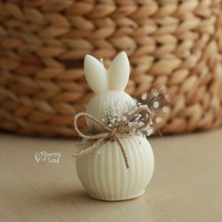 Lumânare din ceară de soia turnată manual - Iepuraș sub formă de ou