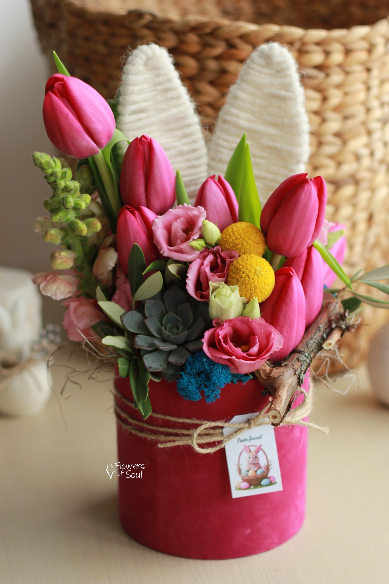 Aranjament floral de primăvară realizat în cutie de catifea fucsia și urechiușe de iepuraș - imagine 2