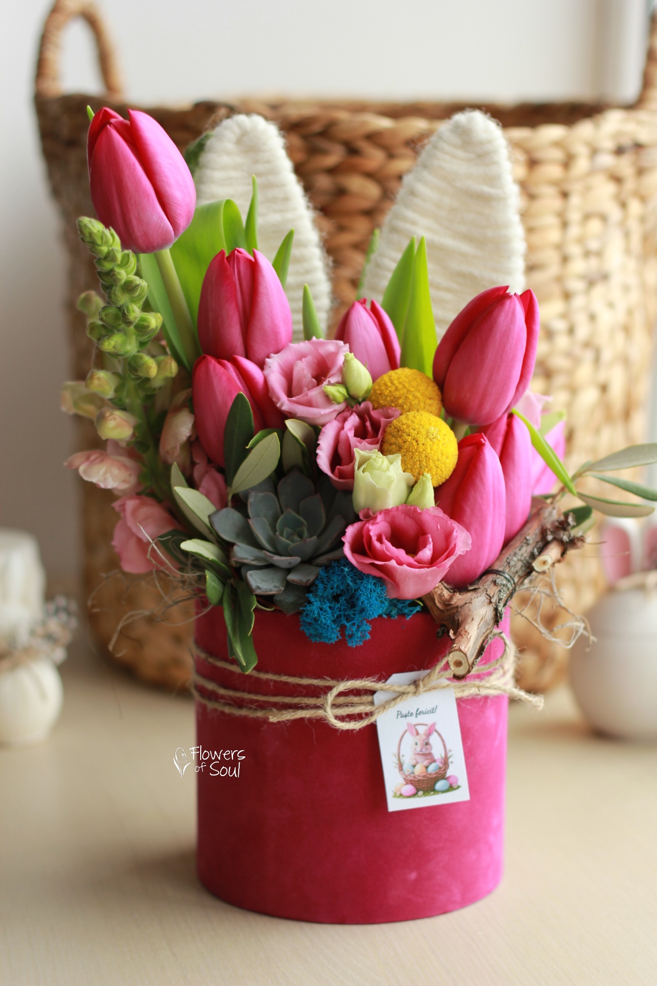 Aranjament floral de primăvară realizat în cutie de catifea fucsia și urechiușe de iepuraș