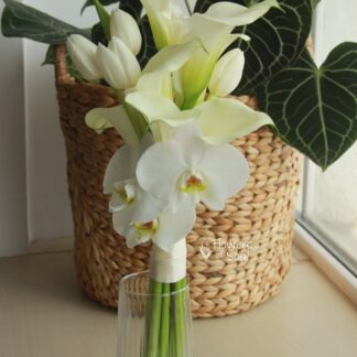 Buchet cu cale, orhidee Phalaenopsis și lalele