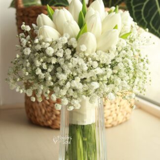 Buchet cu lalele și floarea miresei albă