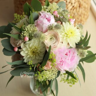 Buchet cu dalii, bujori și ranunculus